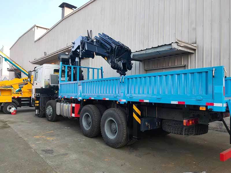 Sinotruk Howo Truck With Crane