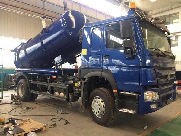 Howo Suction Sewage Truck(8m3 Sinotruk 4×2 Vacuum Sewer Cleaner )