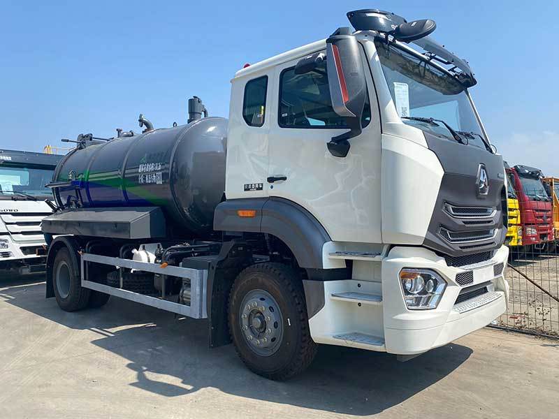 Howo Suction Sewage Truck(8m3 Sinotruk 4×2 Vacuum Sewer Cleaner )