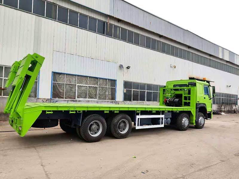 Sinotruk Howo 8×4 Flatbed Cargo Truck With Ladder Howo Lowbed Cargo Truck