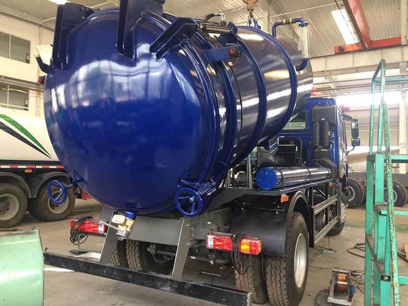 Howo Suction Sewage Truck(8m3 Sinotruk 4×2 Vacuum Sewer Cleaner )