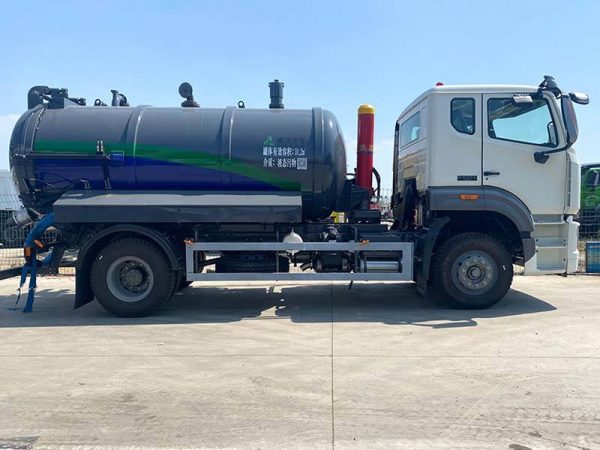 Howo Suction Sewage Truck(8m3 Sinotruk 4×2 Vacuum Sewer Cleaner )