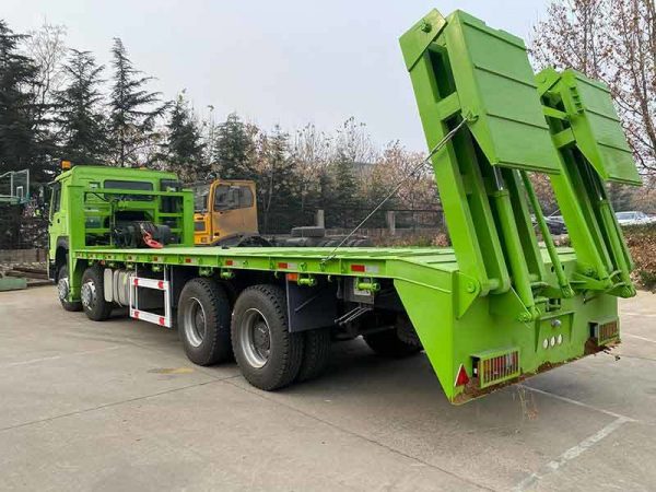 Sinotruk Howo 8×4 Flatbed Cargo Truck With Ladder Howo Lowbed Cargo Truck