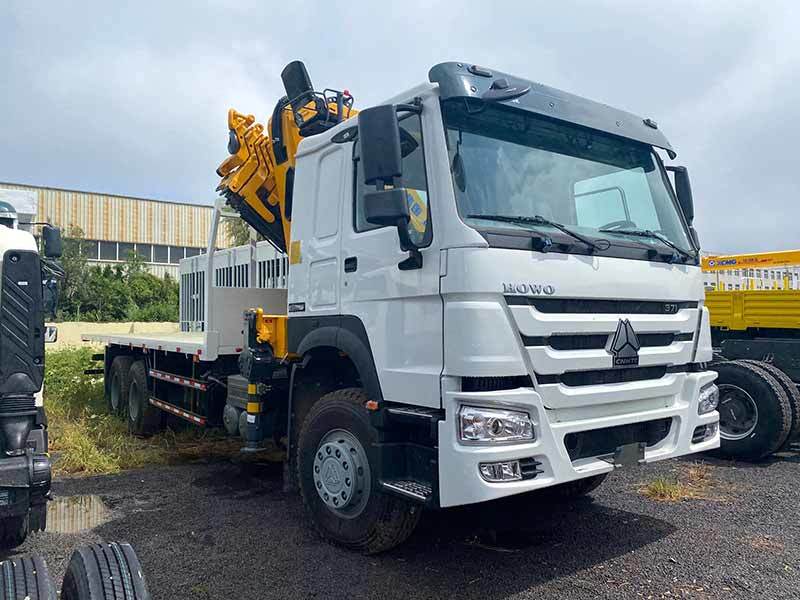 Sinotruk Howo Truck With Crane