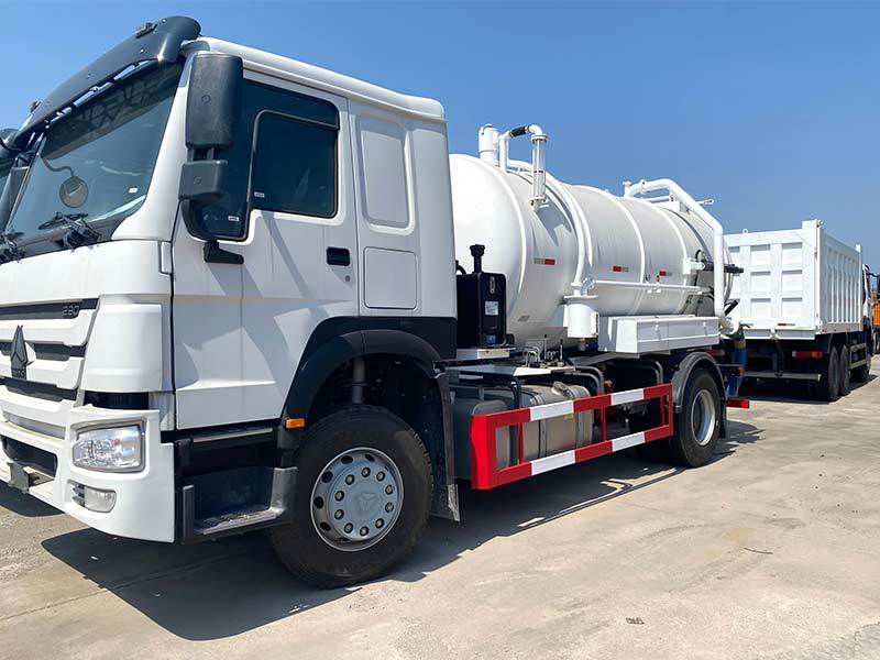 Howo Suction Sewage Truck(8m3 Sinotruk 4×2 Vacuum Sewer Cleaner )