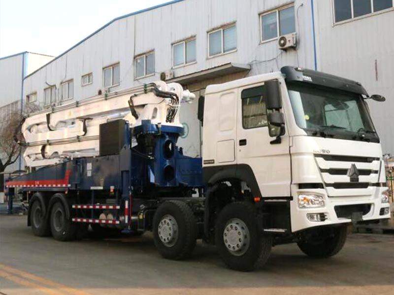 Sinotruk Howo 8X4 33M Concrete Pump Truck